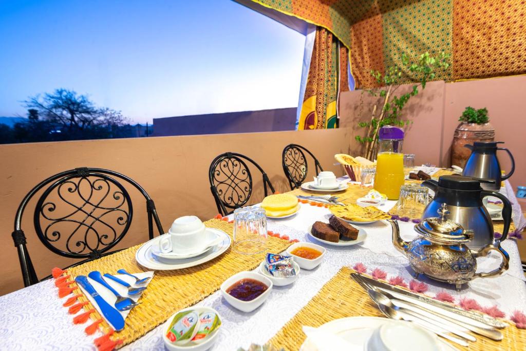 - une table avec de la nourriture et une bouilloire dans l'établissement Riad Leila Marrakech, à Marrakech 26 autres photos