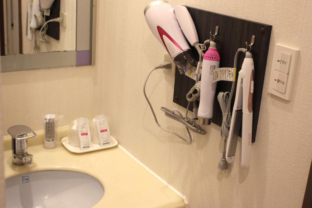 La salle de bains est pourvue d'un lavabo et d'un porte-brosse à dents. dans l'établissement Pal Annex Munakata (Love Hotel), à Munakata 2 autres photos