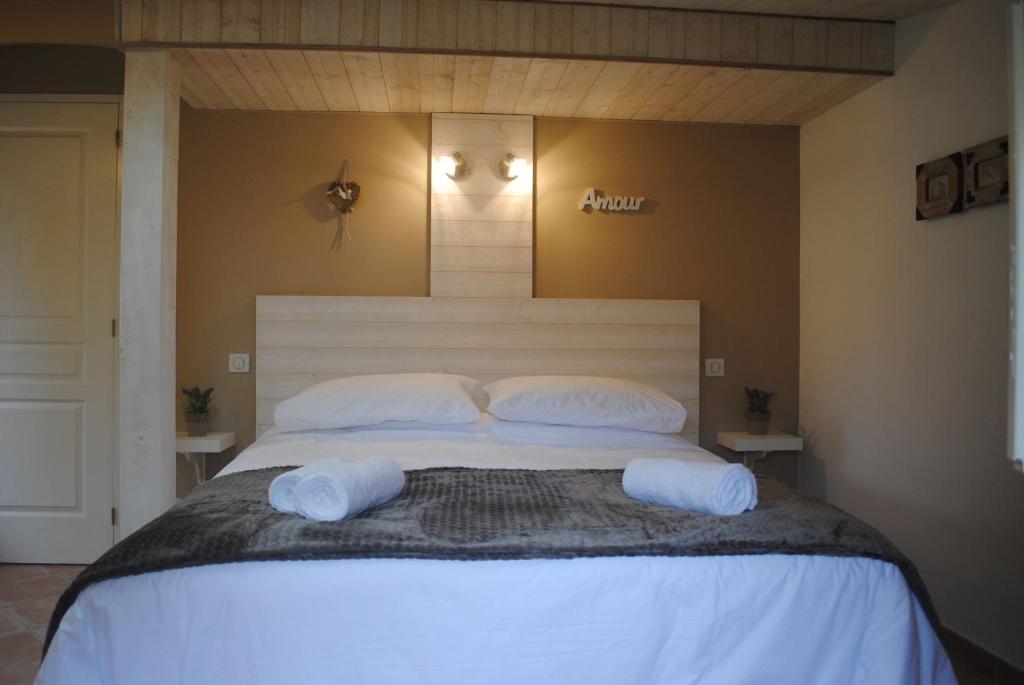 une chambre avec un grand lit avec deux oreillers dans l'établissement Petit Gite Eymet, à Eymet