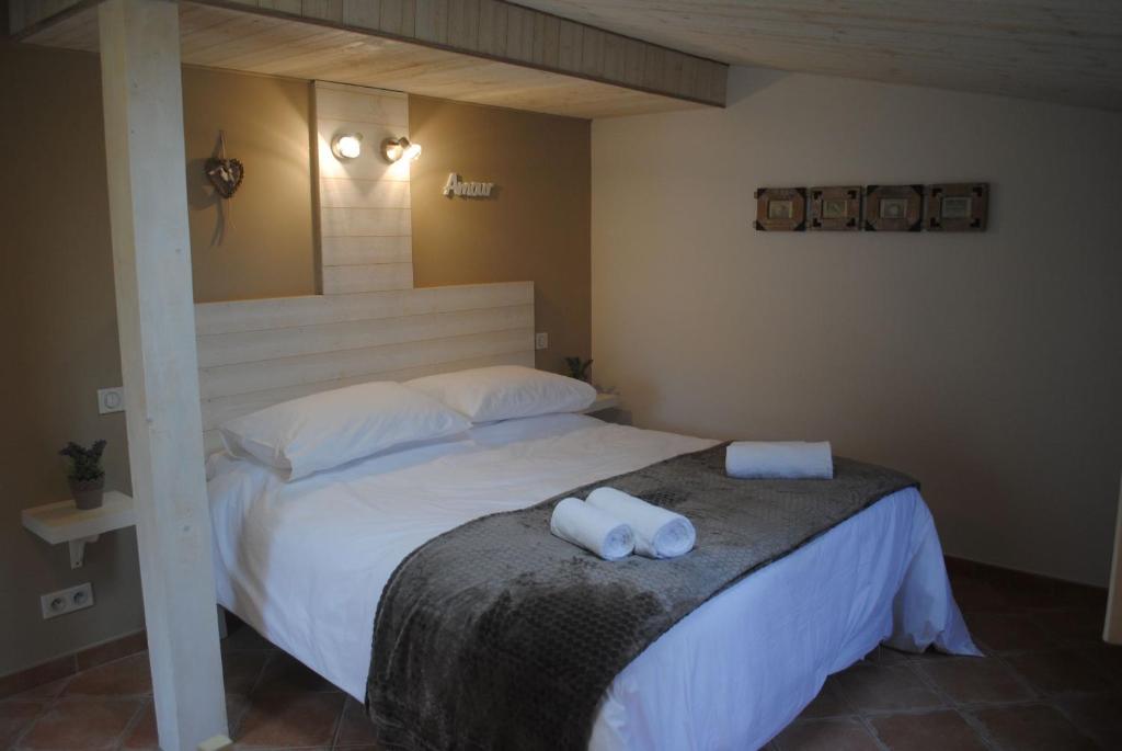 une chambre avec un lit avec deux serviettes dessus dans l'établissement Petit Gite Eymet, à Eymet 21 autres photos