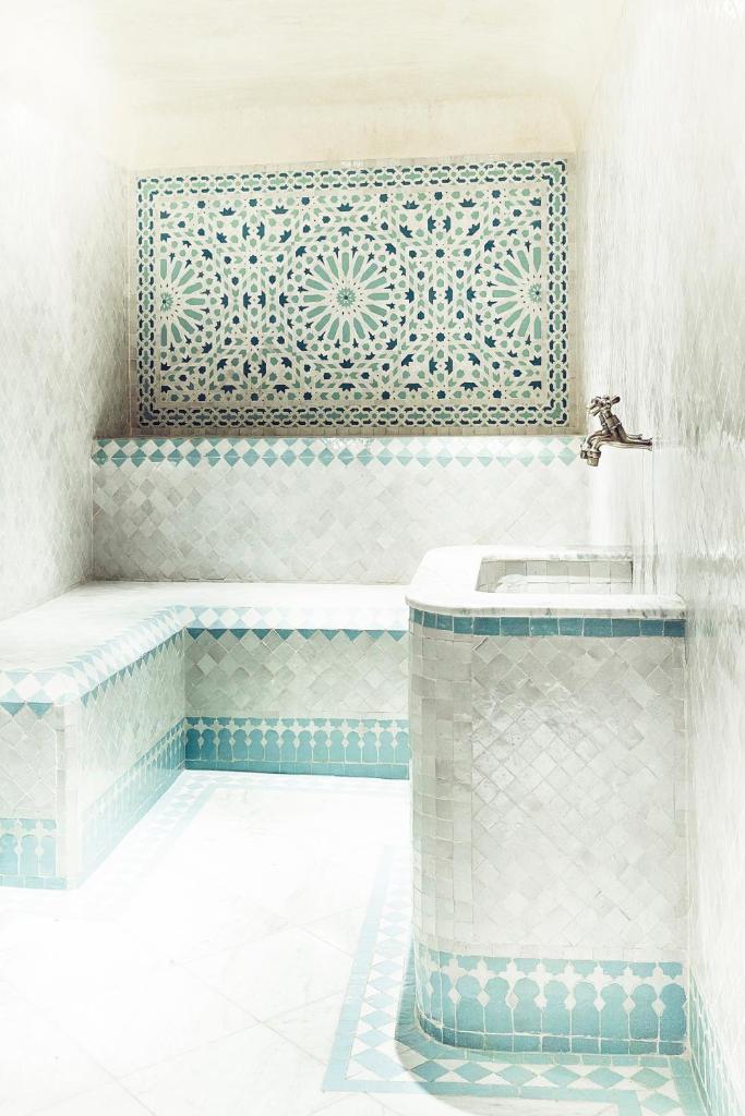 La salle de bains est pourvue de carrelage bleu et blanc et d'un lavabo. dans l'établissement Chaq Chaq, à Fès
