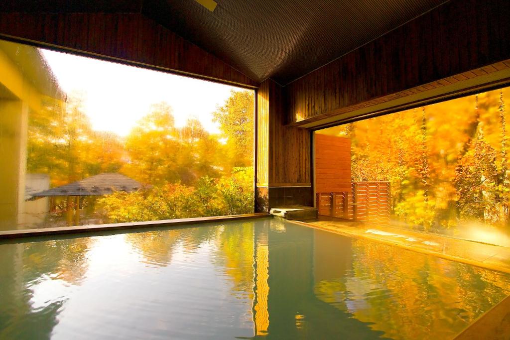 - une piscine dans une maison avec une grande fenêtre dans l'établissement Hotel Shikisai, à Nikkō 37 autres photos