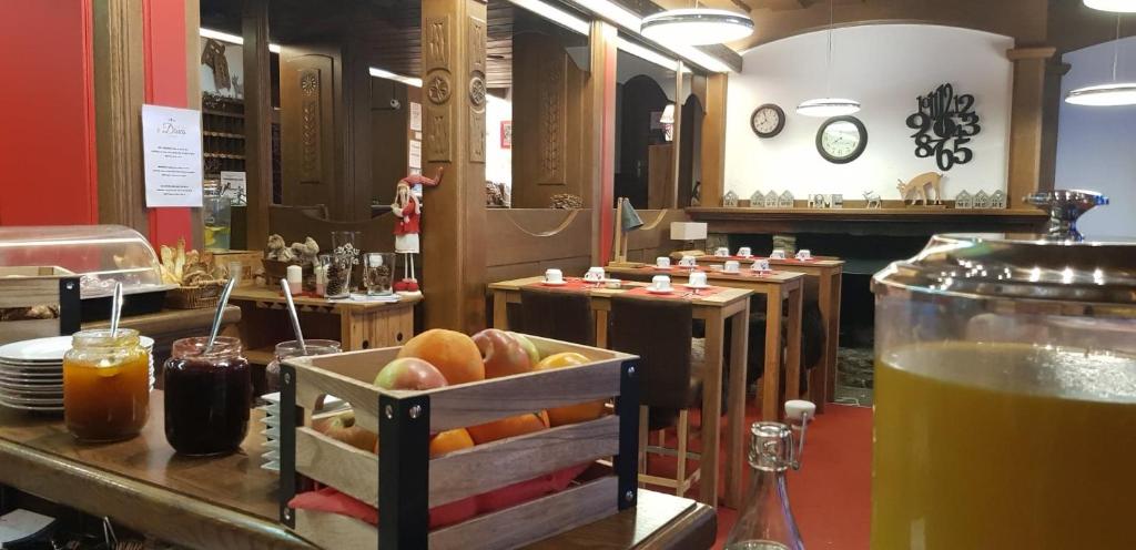 un restaurant avec un comptoir servant de la nourriture et des boissons dans l'établissement Hotel Le Druos, à Isola 2000