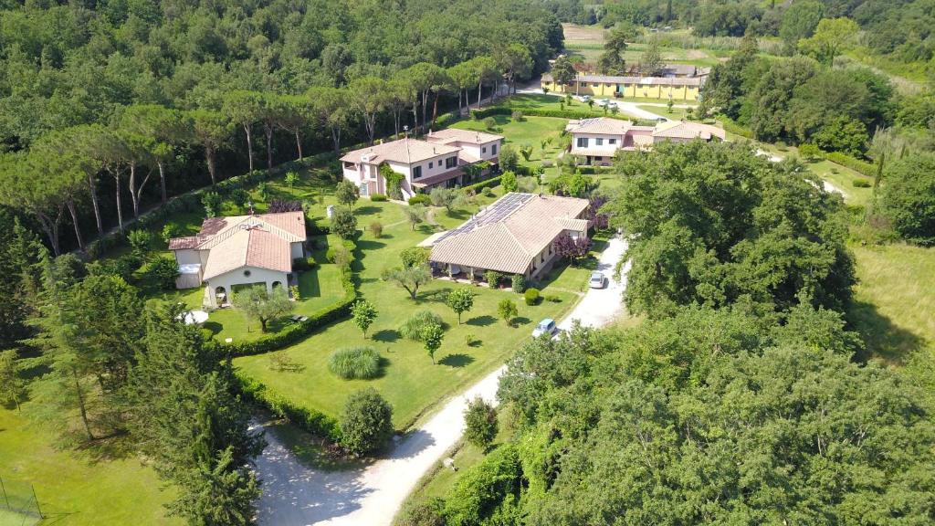 - une vue aérienne sur un grand domaine avec une maison dans l'établissement Montebelli Agriturismo & Country Hotel, à Caldana