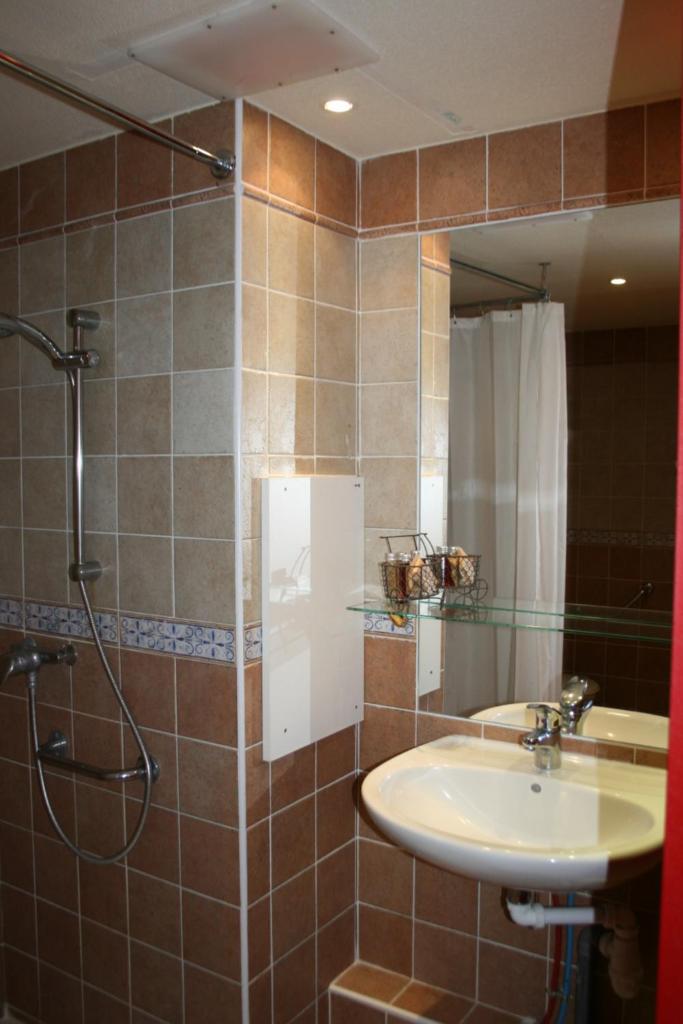 une salle de bain avec un lavabo et une douche dans l'établissement Les Alpages De Val Cenis, à Lanslebourg-Mont-Cenis