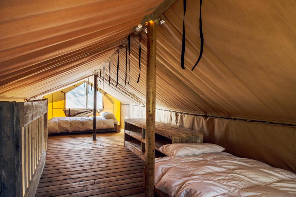 une chambre avec deux lits dans une tente dans l'établissement Holiday Marina Resort, à Grimaud