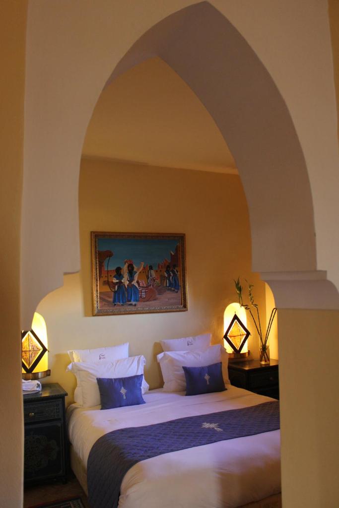 - une chambre avec 2 lits dotés d'oreillers bleus et blancs dans l'établissement Riad Léna & Spa, à Marrakech