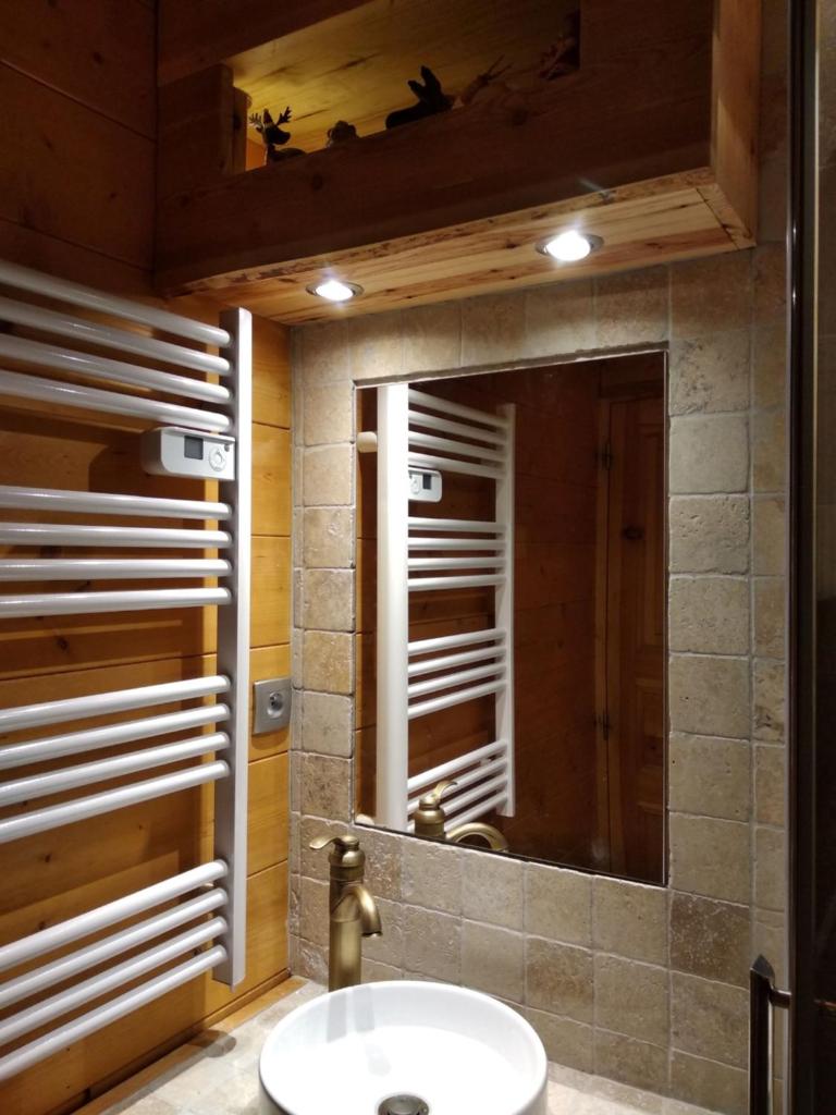 une salle de bain avec un lavabo et un miroir dans l'établissement ChaletauxOrres au pied des pistes et skis aux pieds, aux Orres 37 autres photos