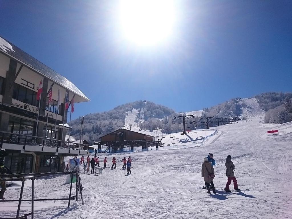 un groupe de personnes skier sur une piste de ski dans l'établissement Hotel Ichibokaku, à Yamanouchi