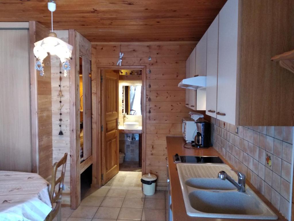 une cuisine avec deux lavabos et un comptoir dans l'établissement ChaletauxOrres au pied des pistes et skis aux pieds, aux Orres