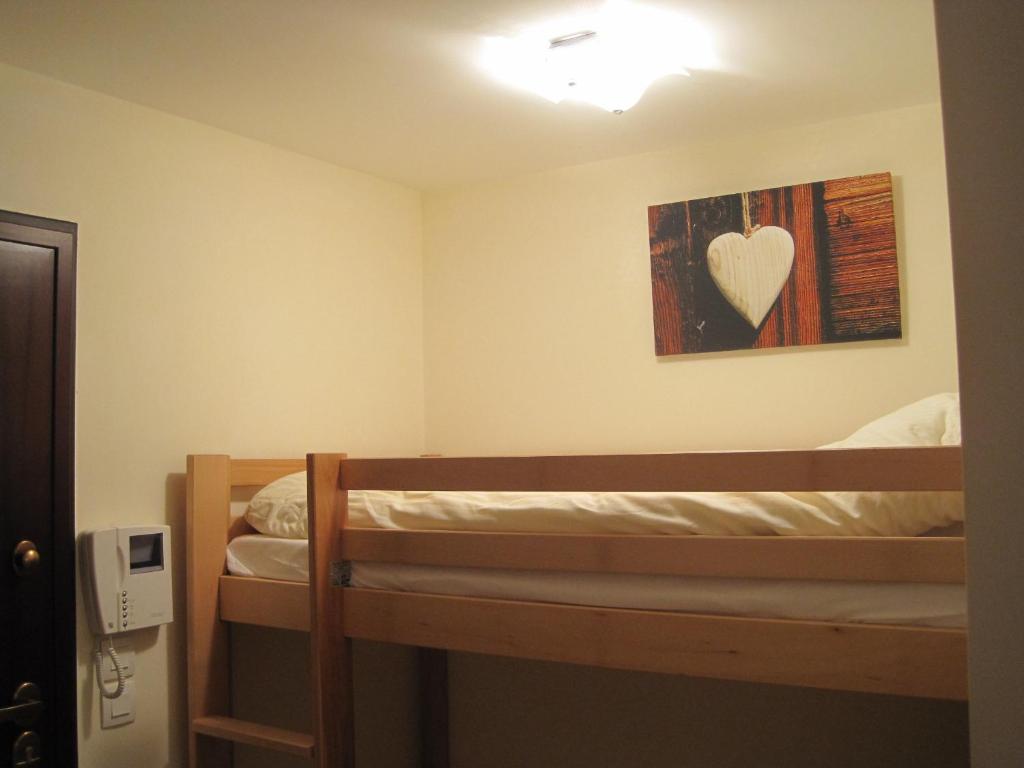 - une chambre avec 2 lits superposés et une peinture sur le cœur dans l'établissement Le Cristal 2, aux Gets 6 autres photos
