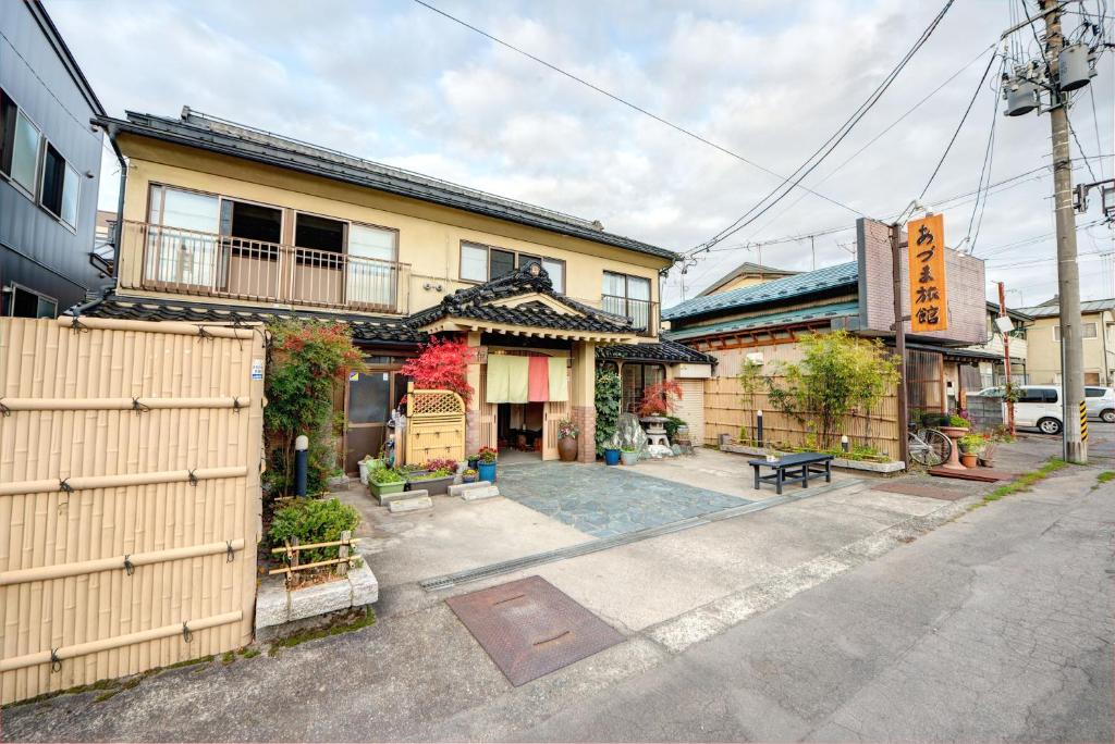 un bâtiment avec un écriture asiatique sur son côté dans l'établissement Azuma Ryokan, à Kitakata