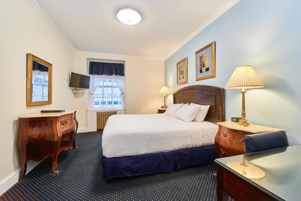 3 West Club Image