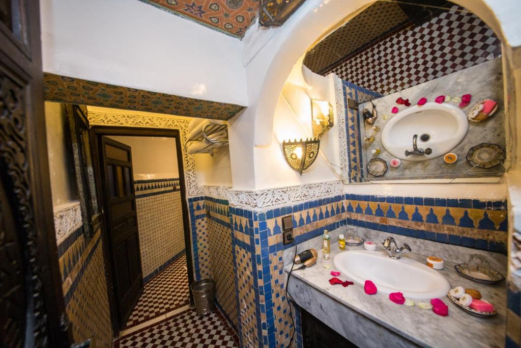 une salle de bain avec un lavabo et un miroir dans l'établissement Riad Ghita, à Fès 37 autres photos