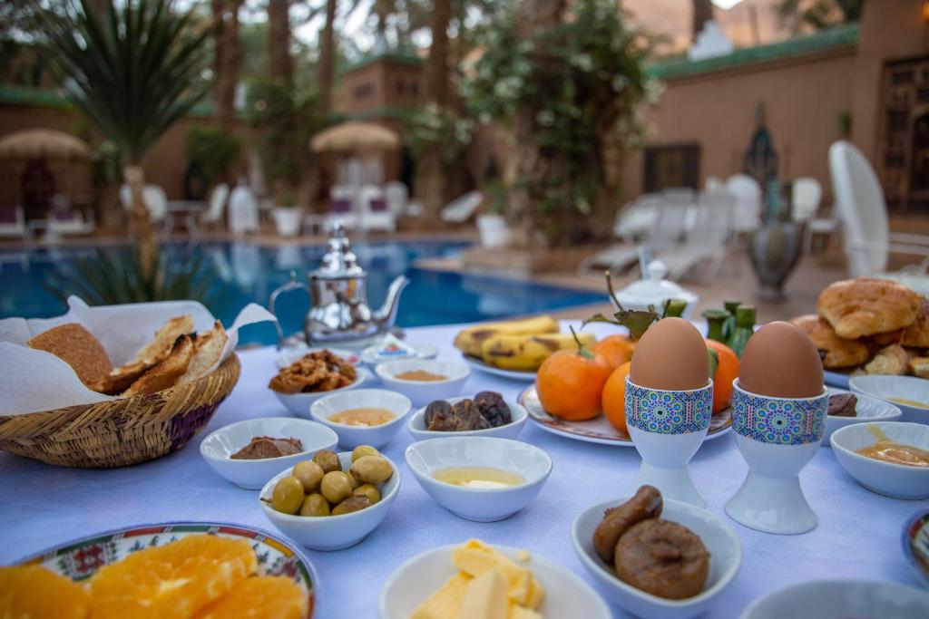 une table contenant des œufs, des fruits et d'autres aliments dans l'établissement Riad Dar Sofian, à Zagora