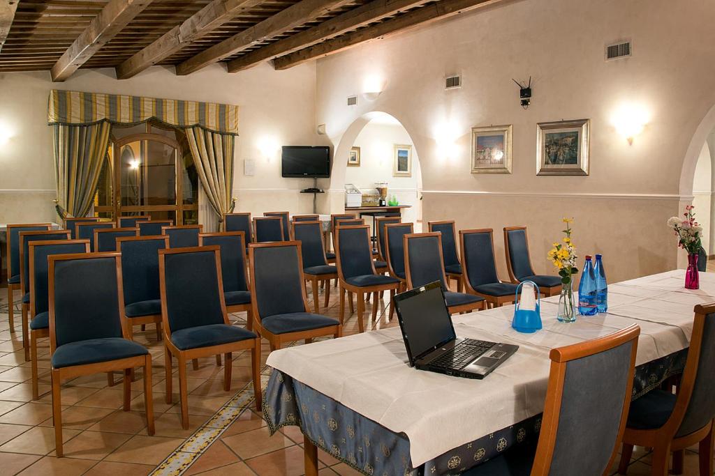 une pièce avec des tables et des chaises avec un ordinateur portable dessus dans l'établissement Villa Luigi Hotel & Restaurant Nuova gestione, à Martinsicuro