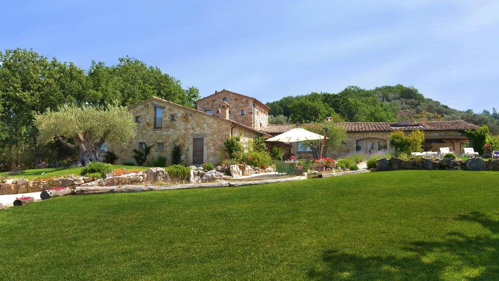 une grande maison avec une cour et une pelouse dans l'établissement Luxury villa Colle dell'Asinello ,proprietari ,Villa In esclusiva near ORVIETO, à Guardea