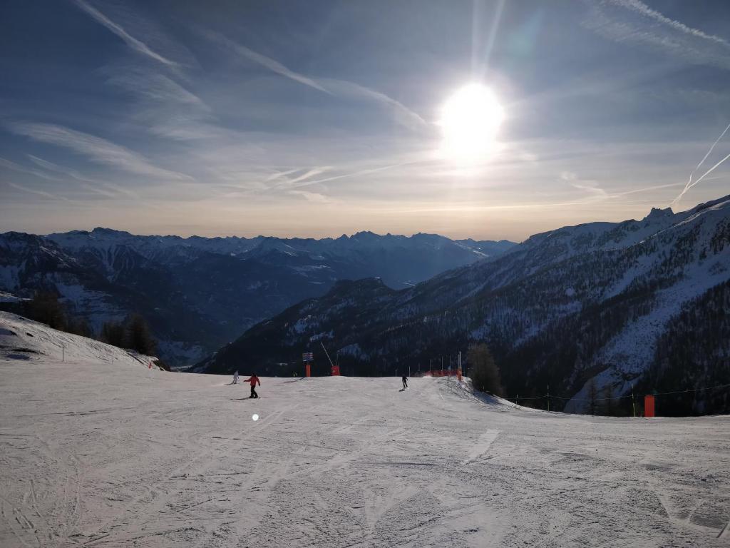 un groupe de personnes skier sur une montagne enneigée dans l'établissement Appartement 4/6 personnes Puy Saint Vincent, à Puy-Saint-Vincent
