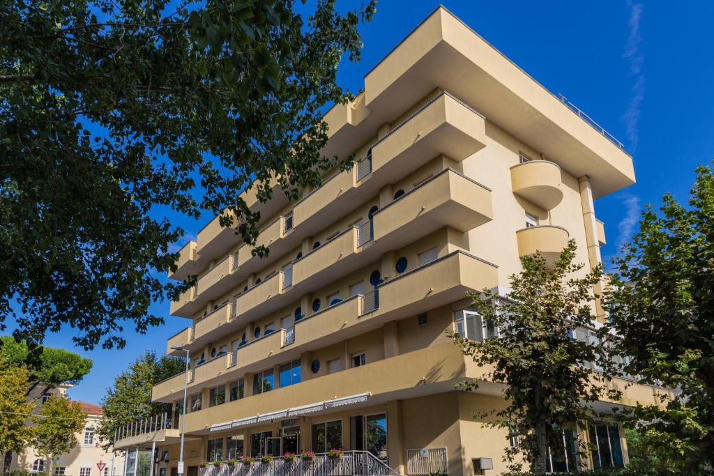 une image d'un bâtiment dans l'établissement Hotel Beverly, à Rimini