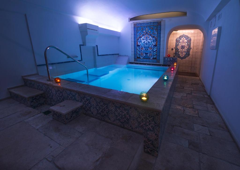 une baignoire dans une pièce avec un éclairage bleu dans l'établissement San Francesco Resort, à Agropoli