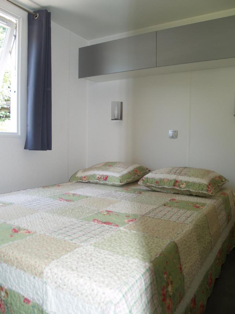 une chambre avec deux lits dans une pièce dans l'établissement CAMPING PANORAMIQUE du VERDON, à Castellane