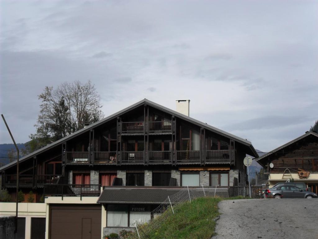 Cette grande maison en bois dispose d'un balcon et d'un parking. dans l'établissement Le Chamois, à Arêches