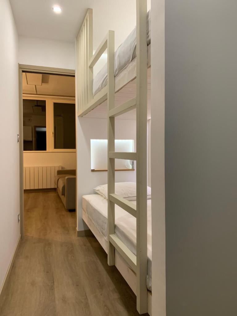 une chambre avec deux lits superposés dans une pièce dans l'établissement Studio des Cintes Blanques, à Aragnouet