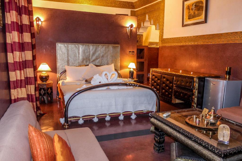 une chambre avec un lit et un canapé dans l'établissement Riad Minorisa, à Marrakech 37 autres photos