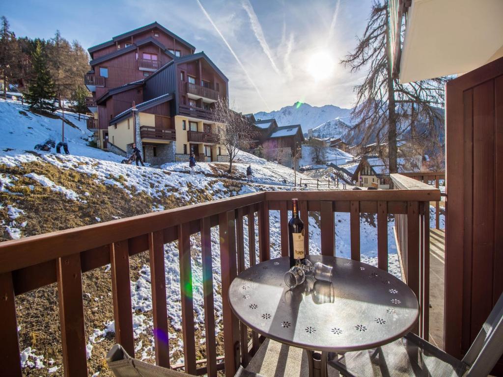 une table sur un balcon avec de la neige au sol dans l'établissement 26 Praz de l'Ours Vallandry - Paradiski, à Peisey-Nancroix