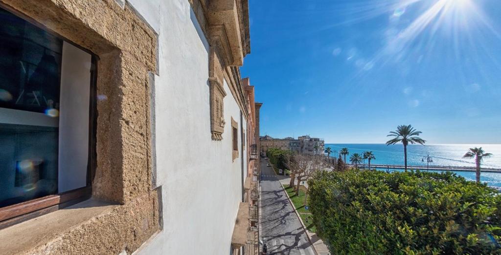 - un bâtiment avec vue sur l'océan dans l'établissement Le Maestranze Deluxe Rooms, à Sciacca