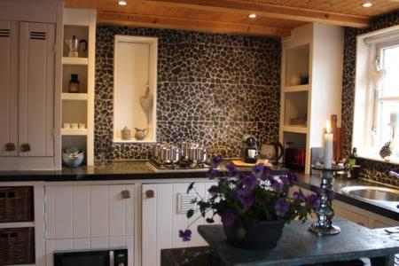 COSY & NATURAL COTTAGE with FIREPLACE and GARDEN 3