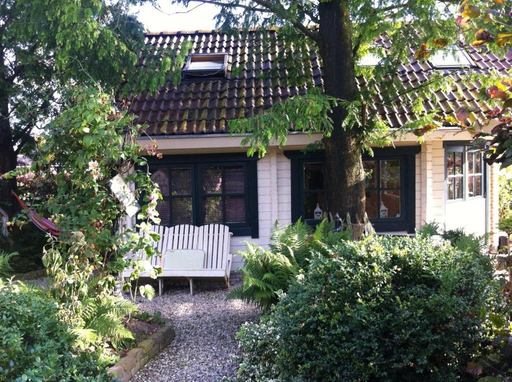 COSY & NATURAL COTTAGE with FIREPLACE and GARDEN 8