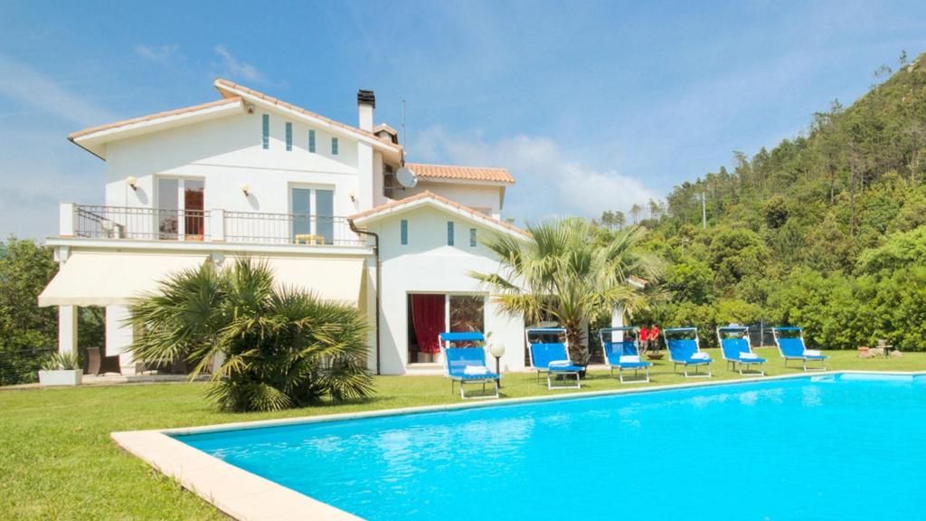 une villa avec piscine devant une maison dans l'établissement VILLA DIADEMA, à Vezzi Portio
