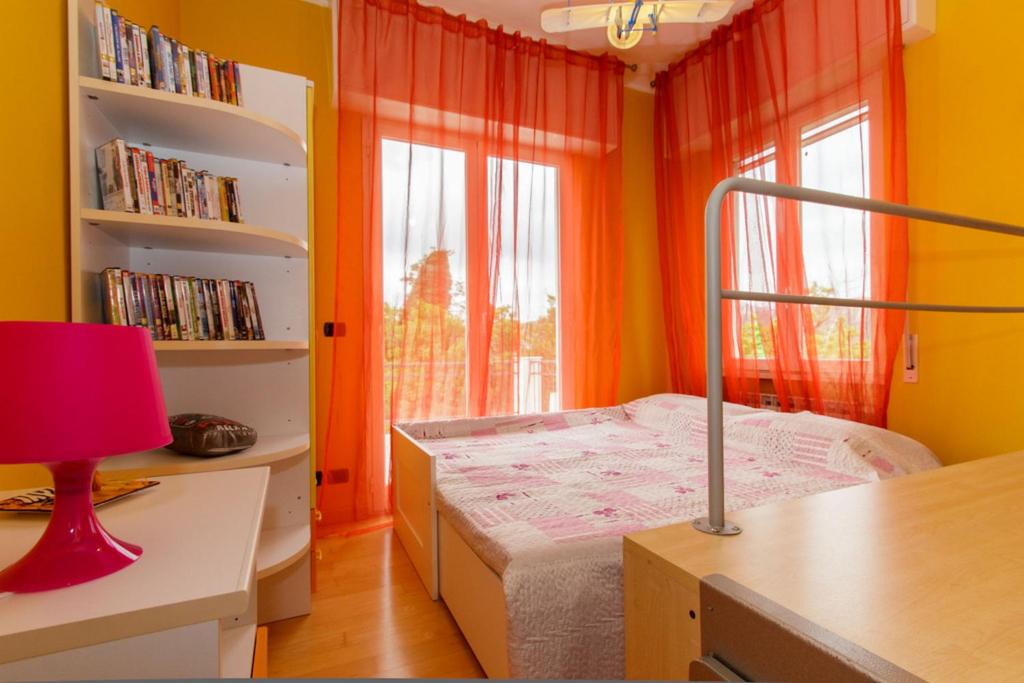 une chambre avec un lit et un bureau avec une lampe dans l'établissement VILLA DIADEMA, à Vezzi Portio 27 autres photos