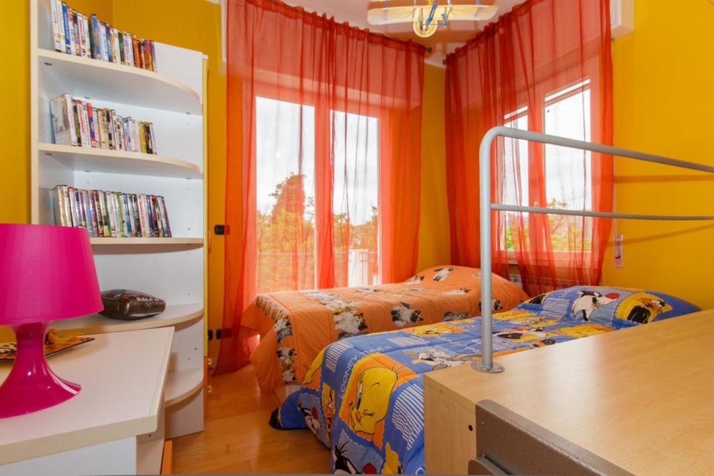 - une chambre avec 2 lits et un bureau avec une lampe dans l'établissement VILLA DIADEMA, à Vezzi Portio