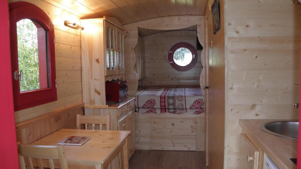 Cette petite maison comprend une cuisine et une chambre. dans l'établissement Provence Roulottes, à Barbentane