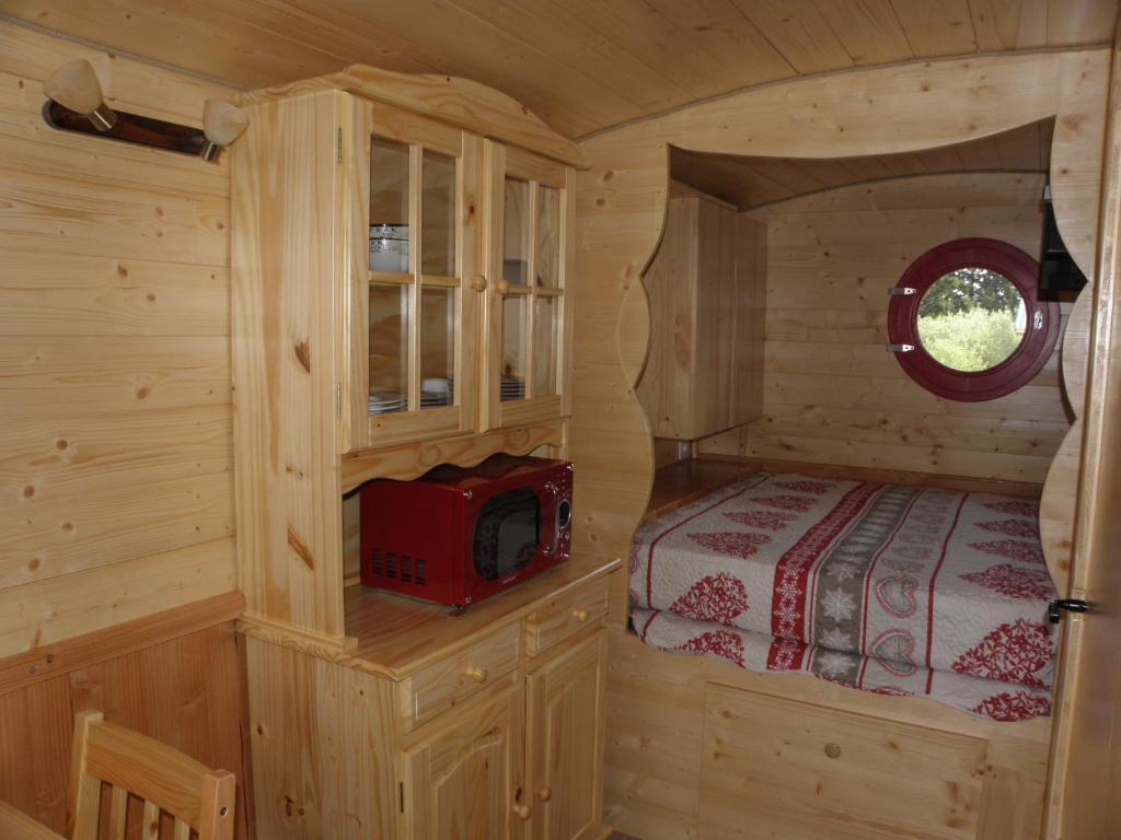 - une petite chambre avec une petite télévision dans une cabine dans l'établissement Provence Roulottes, à Barbentane