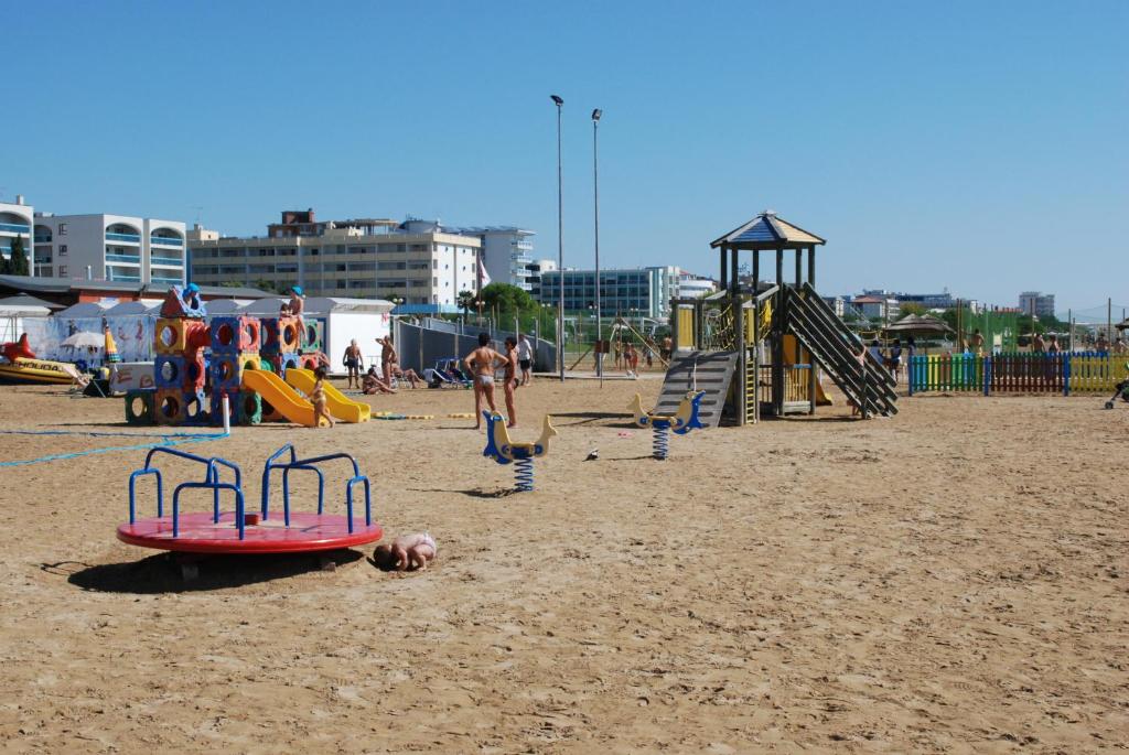 Un groupe de gens jouant sur la plage dans l'établissement Hotel President, à Bibione