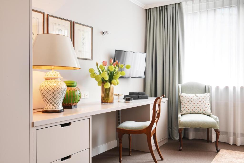 Hotel Admiral Image