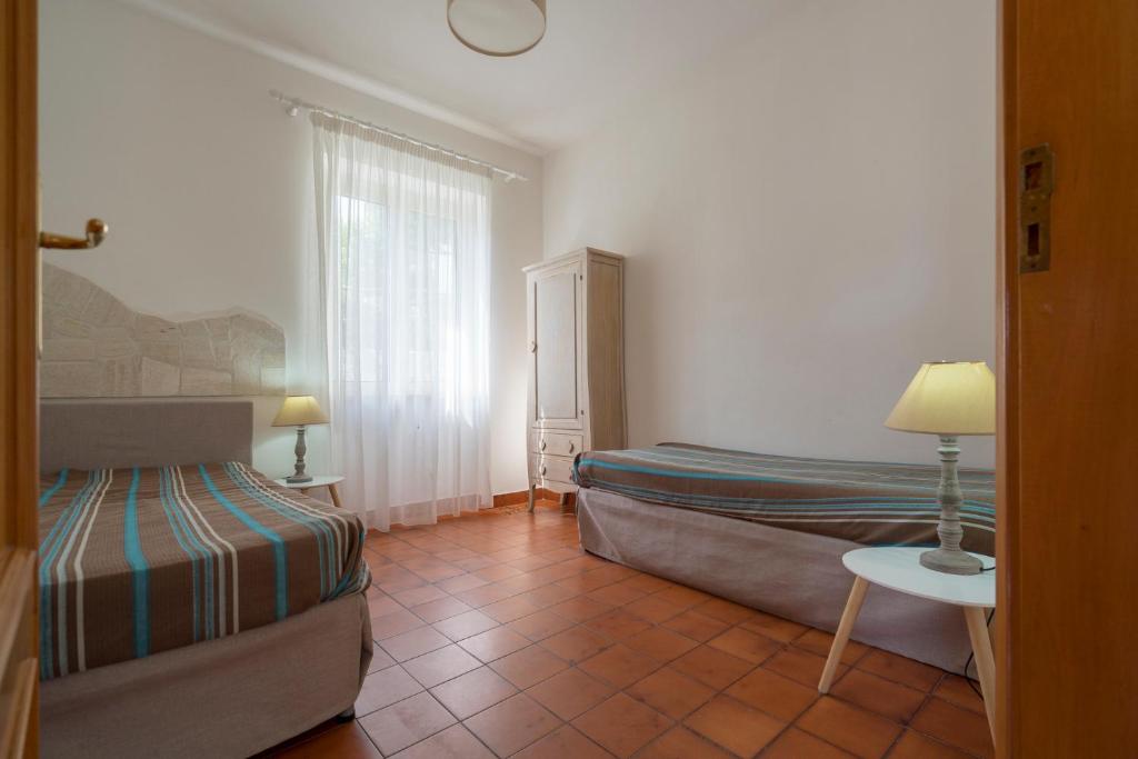 une chambre avec deux lits et une table et une fenêtre dans l'établissement Villaggio Passo Dell'Arciprete, à Vieste 134 autres photos