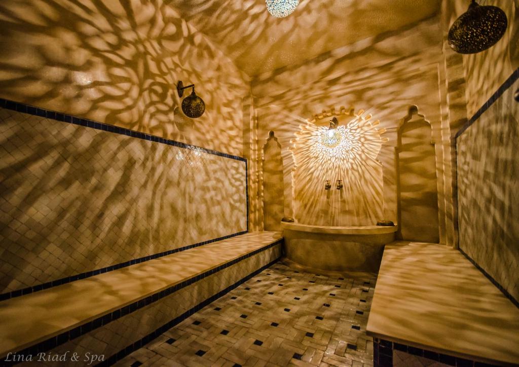 Cette chambre dispose d'une baignoire et d'une fenêtre. dans l'établissement Lina Ryad & Spa, à Chefchaouen