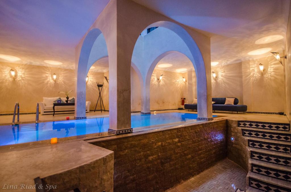 - une grande piscine dans un bâtiment avec des arches dans l'établissement Lina Ryad & Spa, à Chefchaouen