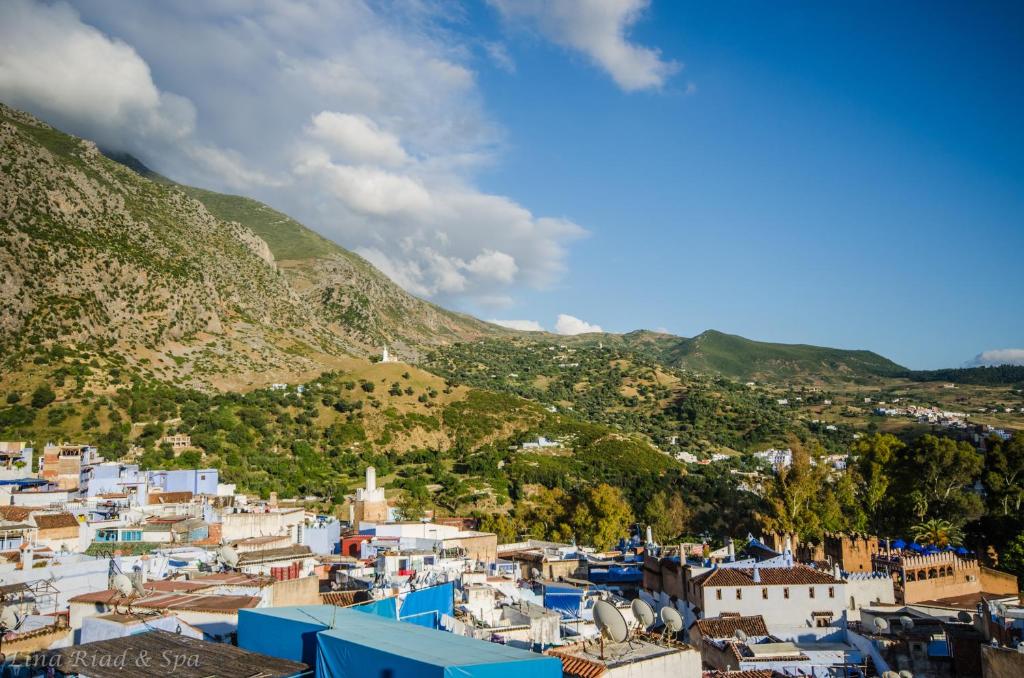 - une vue sur une ville avec des montagnes en arrière-plan dans l'établissement Lina Ryad & Spa, à Chefchaouen