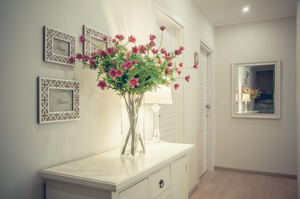 un vase de fleurs sur un comptoir dans une pièce dans l'établissement Albergo Elea, à Ascea 28 autres photos