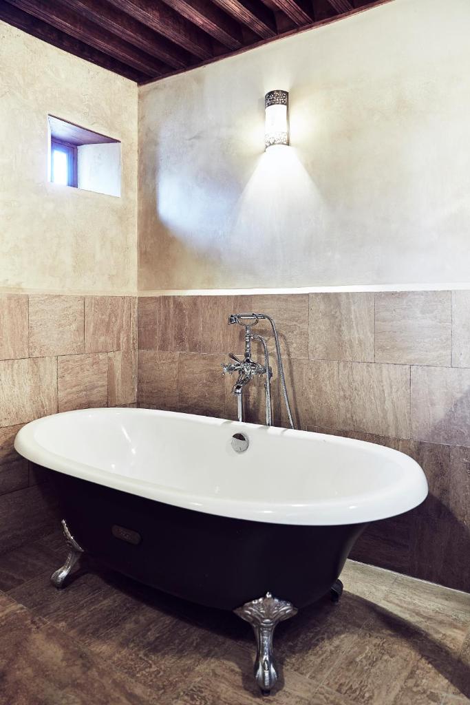 La salle de bains est pourvue d'une baignoire en noir et blanc. dans l'établissement Chaq Chaq, à Fès 24 autres photos