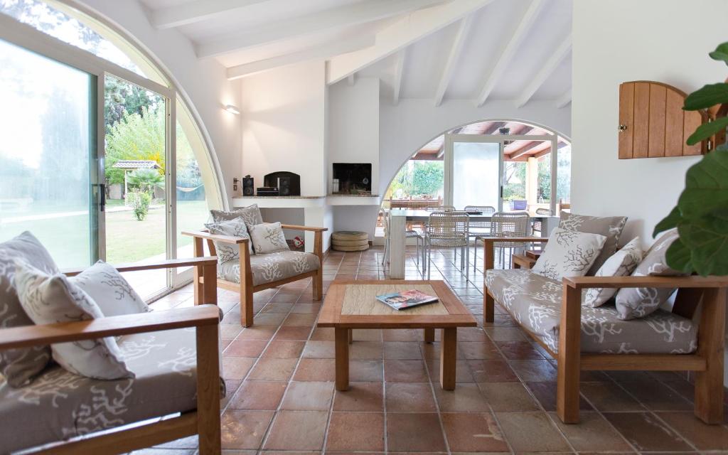 un salon avec des canapés et une table dans l'établissement villa sara, à Alghero