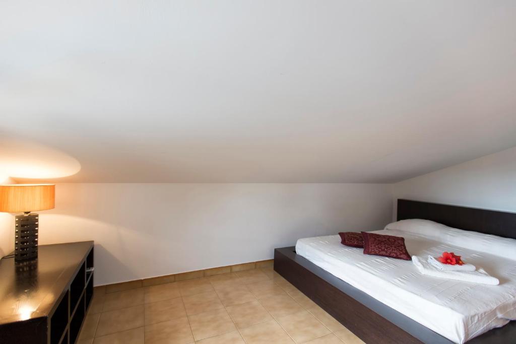 - une chambre avec un lit, une lampe et un bureau dans l'établissement villa sara, à Alghero