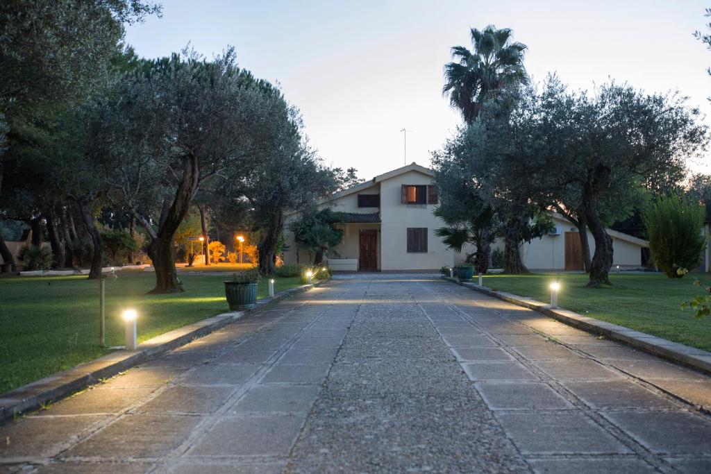 une rue pavée avec des lumières devant une maison dans l'établissement villa sara, à Alghero