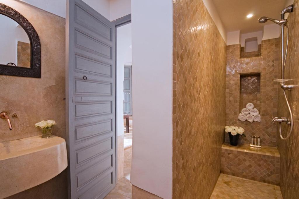 une salle de bain avec douche et lavabo dans l'établissement Riad Dar Hanane, à Marrakech