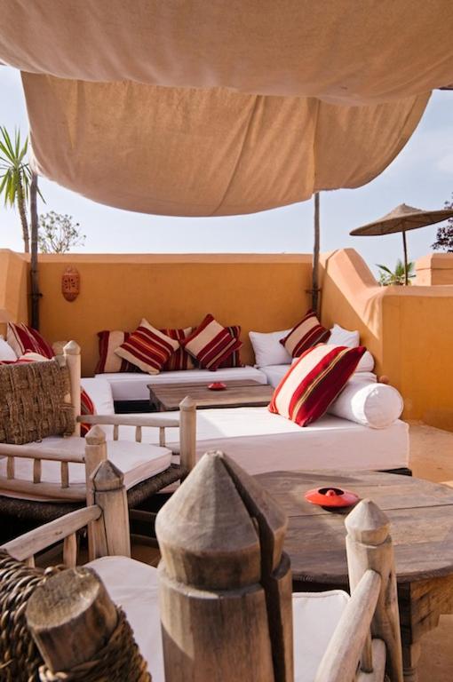 - une chambre avec deux lits et deux chaises dans l'établissement Riad Dar Hanane, à Marrakech